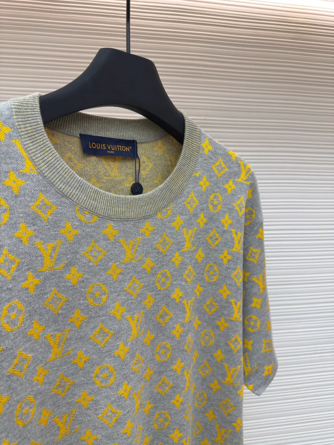 LOUIS VUITTON Presbyopic contrasting color woolen short sleeves ●Authentic product: 10200 purchased and developed ●Item number: 1680282-A70 ●Material: Wool custom-dyed combed cotton ●Technology: Jacquard technology ●Version: Fitted version ●Weight: about 330 grams ●Size: S-M-L-XL ●Description: Full Monogram Glow jacquard and elegant background collide with color contrast, making Monogram The pattern reflects the subtle sheen of mulberry silk. The overall wiring is straight and delicate, the fabric is comfortable and soft, and the color is consistent without color difference. It can be matched with the same style to create a fashionable look and control various occasions. Customized accessories, complete with three standards, same style for men and women!